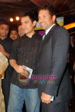 Aamir Khan, Sachin Tendulkar at CNN IBN heroes event in Trident, Mumbai on 10th March 2010 (5).JPG
